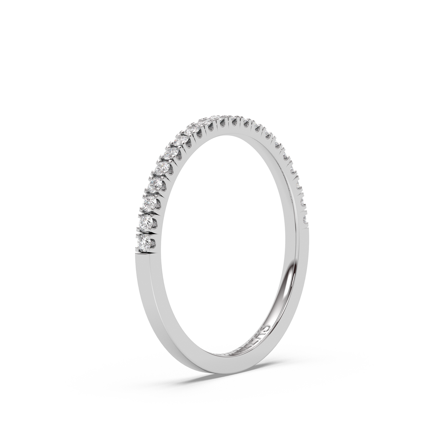 Halvalliansring med diamanter – i vitguld och platina, elegant och tidlös design