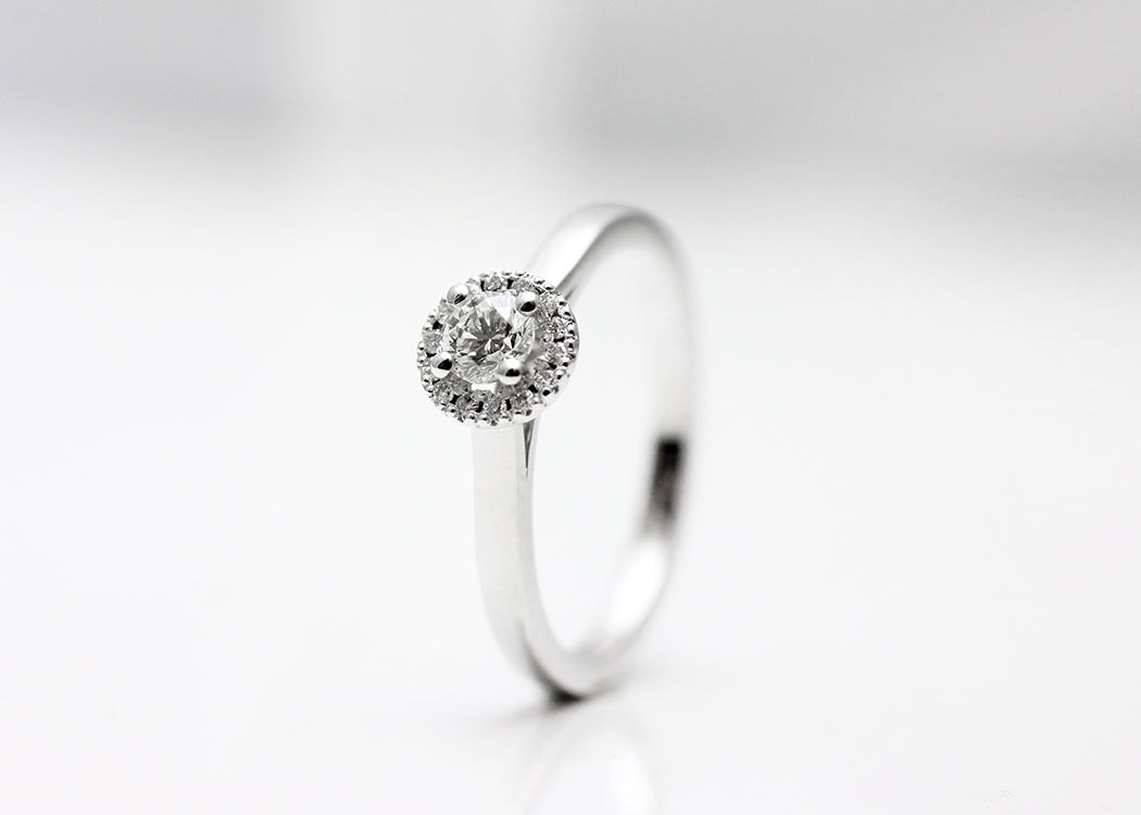 Halo-ring med rundslipad diamant 0,25ct, i vitguld, tidlös elegans