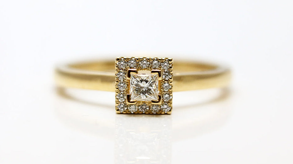 Halo-ring med princesslipad diamant, i rödguld 18K, tidlös design