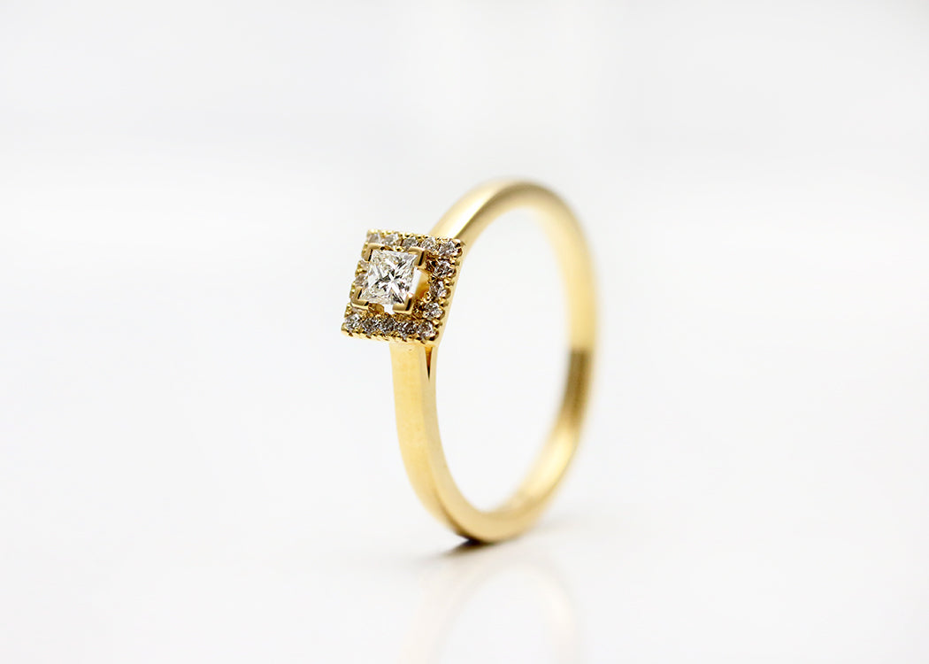 Halo-ring med princesslipad diamant, i rödguld 18K, tidlös design